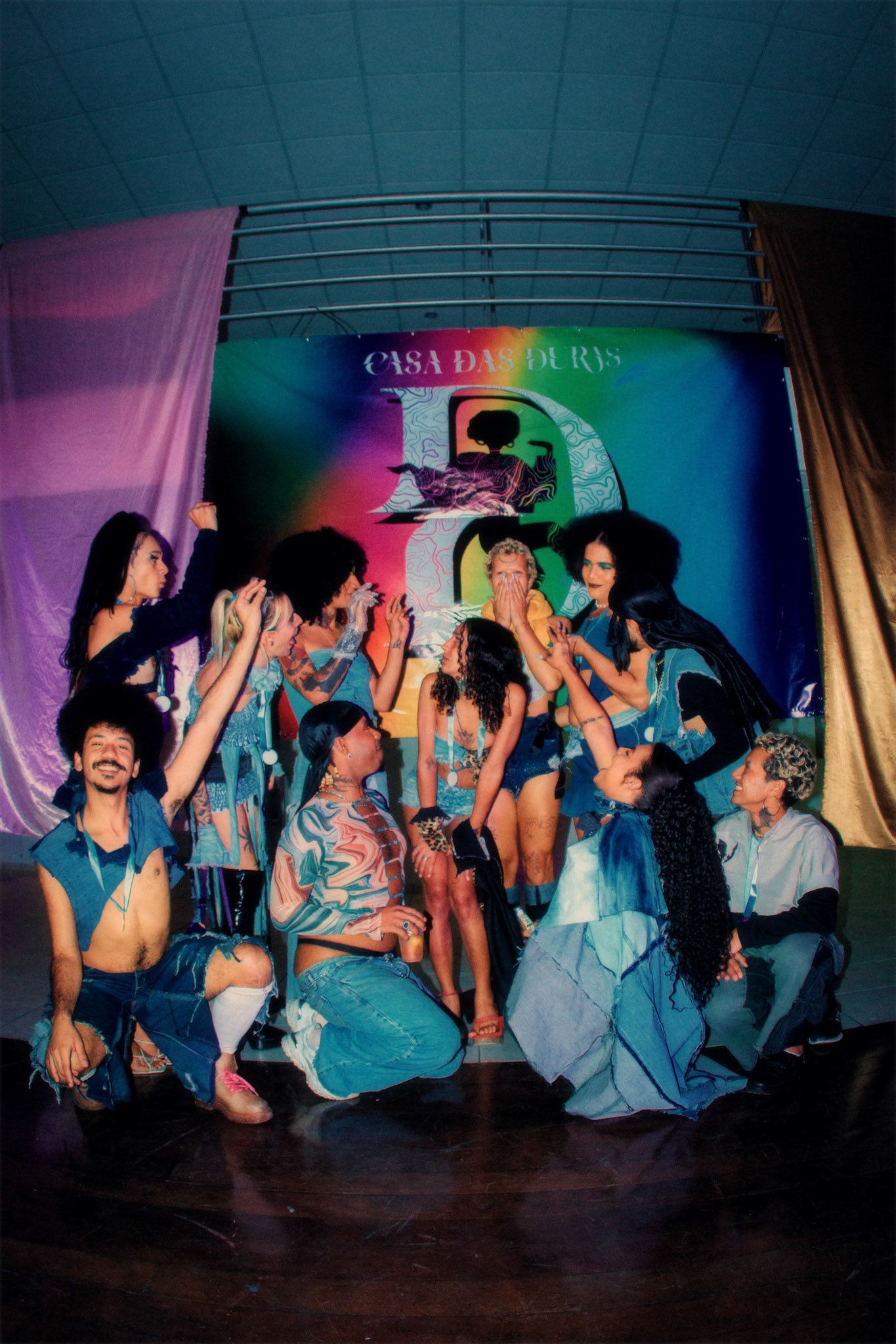 Pessoas em frente a fundo colorido