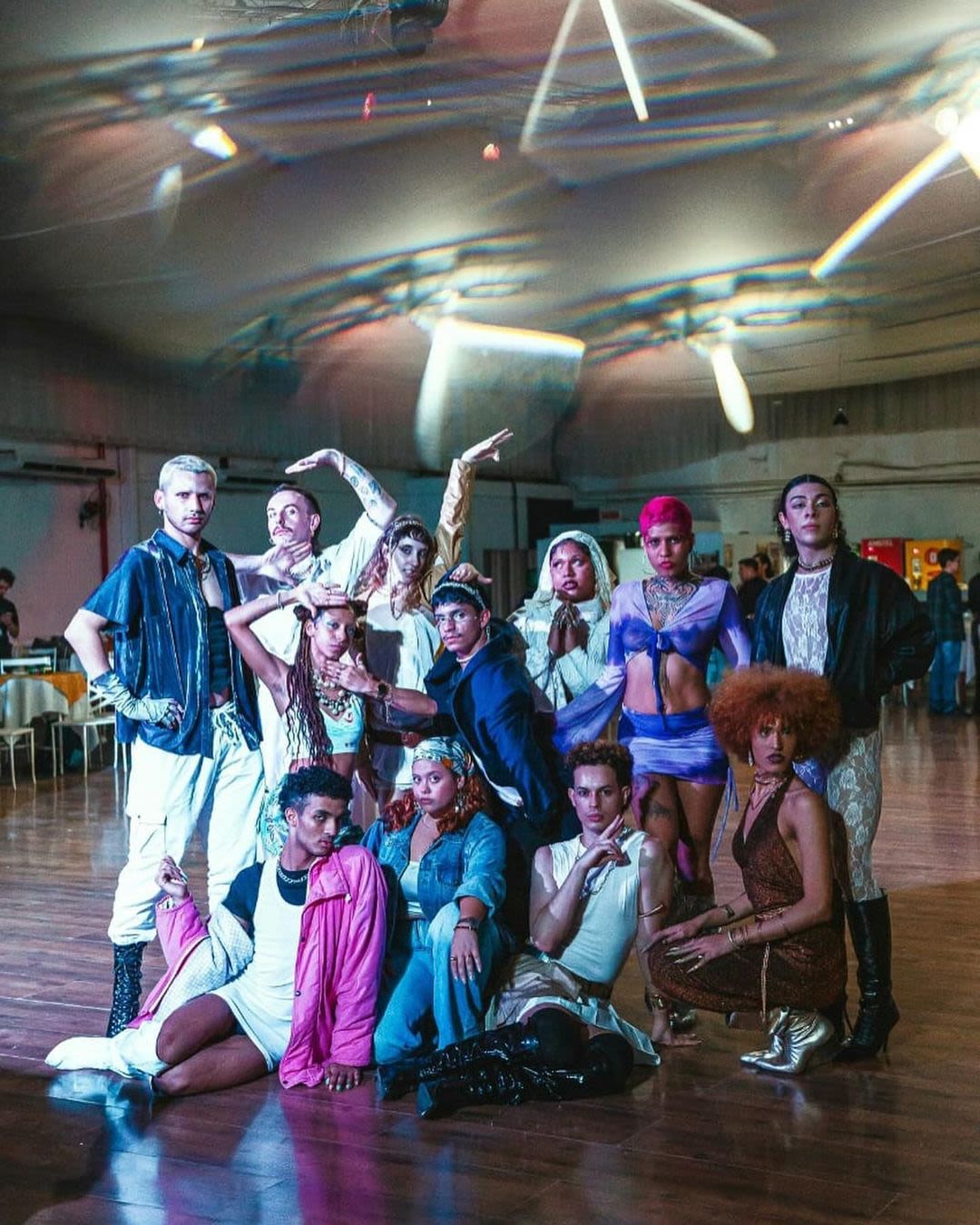 Grupo de pessoas posando para a câmera.